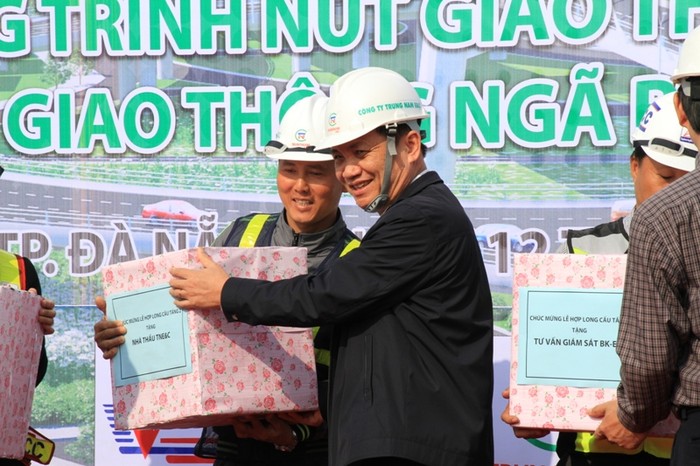 Bí thư Thành ủy Đà Nẵng Trần Thọ tặng quà cho các công nhân ngày đêm thi công trên công trình...