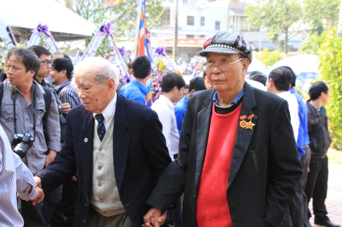Những cụ già sức khỏe đã yếu nhưng vẫn nắm tay nhau để cùng nhau đến thắp nén nhang viếng ông Nguyễn Bá Thanh lần cuối.