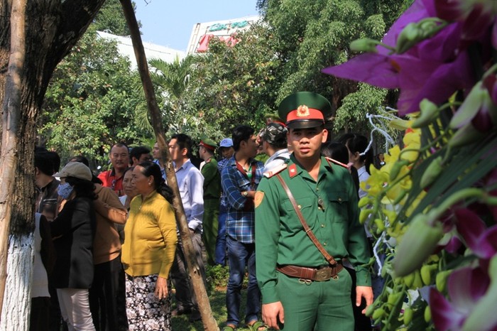 Người dân chờ vào viếng ông Nguyễn Bá Thanh hai bên hàng rào quanh nhà...