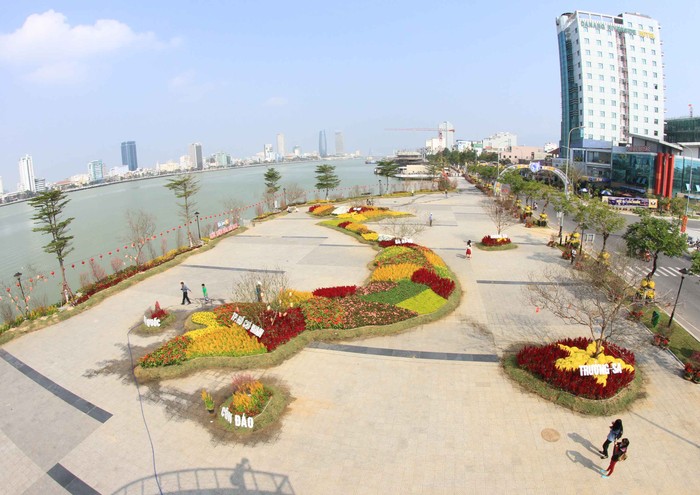 Tết Ất Mùi năm nay, du khách khi đến thành phố Đà Nẵng sẽ được chứng kiến &quot;Bản đồ Việt Nam bằng hoa lớn nhất&quot; bên sông Hàn thơ mộng...