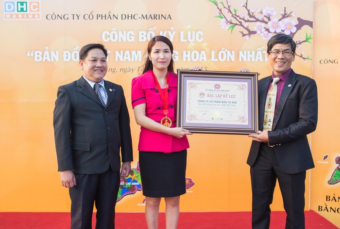 &quot;Bản đồ Việt Nam bằng hoa lớn nhất&quot; được trao chứng nhận kỷ lục vào chiều tối ngày 14/2 vừa qua.