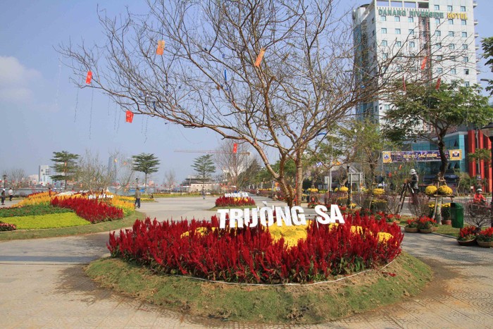 Đặc biệt, hai quần đảo của Việt Nam là Hoàng Sa và Trường Sa đã được thể hiện bằng những giỏ hoa đặc sắc, rực rỡ...