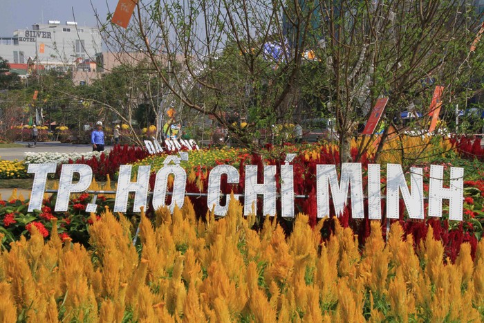 “Bản đồ Việt Nam bằng hoa lớn nhất” là một trong những hạng mục thuộc khu vực cầu Rồng được Công ty DHC tài trợ 100% kinh phí trang trí hưởng ứng theo sự chỉ đạo của lãnh đạo TP Đà Nẵng về việc trang trí đô thị đón Xuân Ất Mùi 2015.