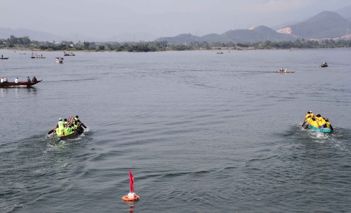 Sáng 27/2, tại khu vực sông Cu Đê (quận Liên Chiểu, Đà Nẵng), đã diễn ra giải đua thuyền truyền thống quận Liên Chiểu mở rộng năm 2015.