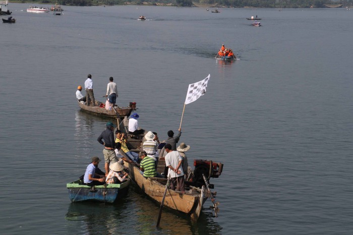 Một số ngư dân làm nghề chài lưới trên sông Cu Đê cũng ngưng công việc, dùng thuyền chở các cổ động viên để cổ vũ cho các đội đua...