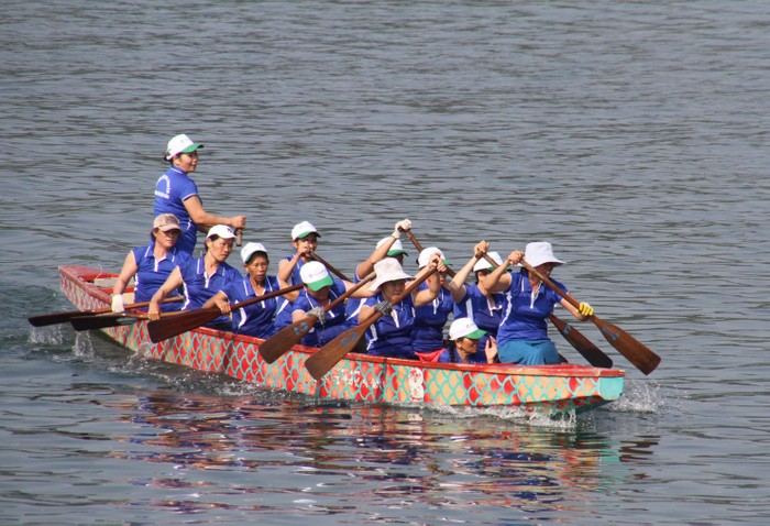 Giải đua thuyền truyền thống quận Liên Chiểu mở rộng được tổ chức hàng năm sau Tết Nguyên đán, thu hút nhiều đội đua thuyền mạnh tham gia. Các vận động viên nam nữ có tuổi đời chủ yếu từ 20-40 tuổi là những ngư dân trong vùng...