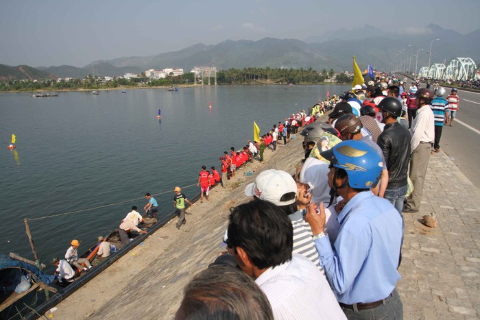 Hàng trăm người đứng trên cầu Nam Ô và dọc sông Cu Đê để cổ vũ cho các đội đua.