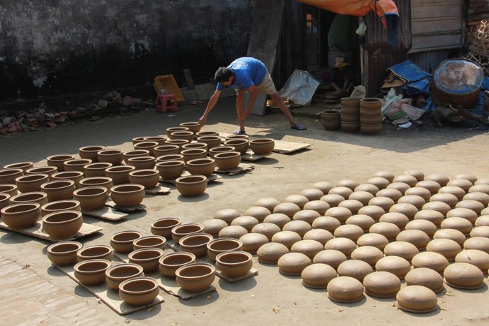 Làng gốm Thanh Hà (phường Thanh Hà, thành phố Hội An, Quảng Nam) nằm cách phố cổ Hội An khoảng 3km về phía Tây. Vào khoảng thế kỷ 16, 17, Thanh Hà là một ngôi làng rất thịnh đạt, nổi tiếng về các mặt hàng gốm, đất nung được trao đổi, bán buôn khắp các tỉnh miền Trung Việt Nam.