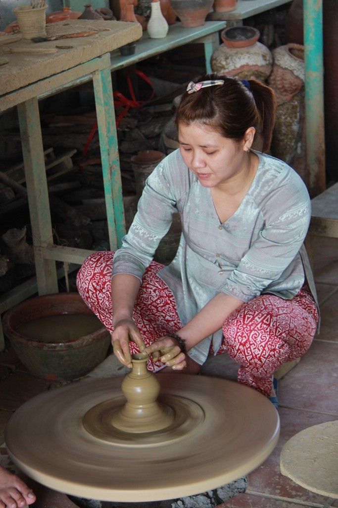 Nhiều nhà dân ở làng gốm Thanh Hà hiện vừa sản xuất đồ gốm, vừa phục vụ du lịch...