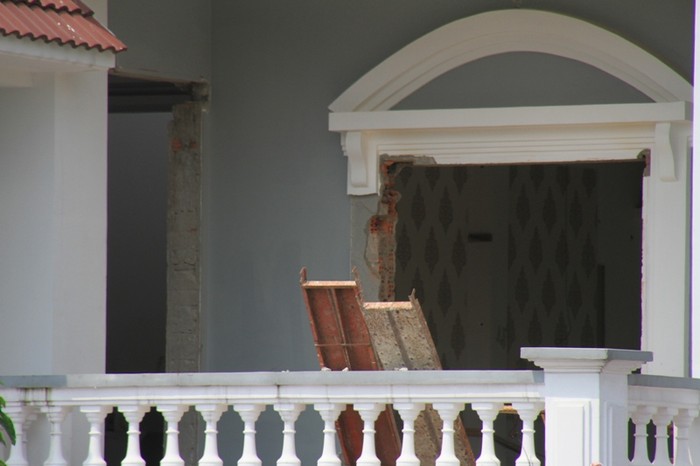 Các cửa gỗ trong ngôi biệt thự cũng đã được tháo đi.
