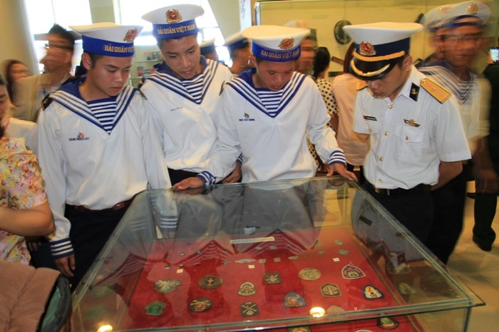 Các chiến sỹ trẻ Hải quân Việt Nam tại triển lãm.