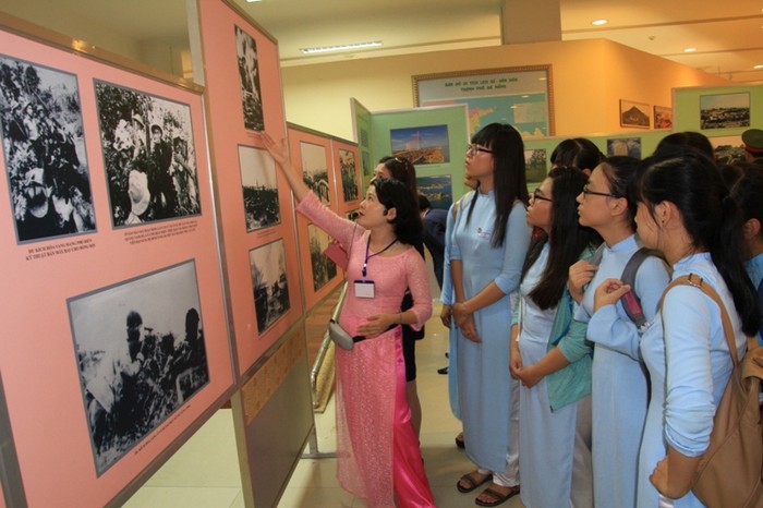 Phần thứ hai - “Đà Nẵng kiên cường chống Mỹ” - là các ảnh tư liệu và hiện vật phản ánh cuộc đấu tranh chống Mỹ trên địa bàn thành phố Đà Nẵng, từ các phong trào đấu tranh đòi dân sinh dân chủ trong nội thành, đến ngày giải phóng Đà Nẵng, cũng vào một ngày tháng 3 năm 1975.