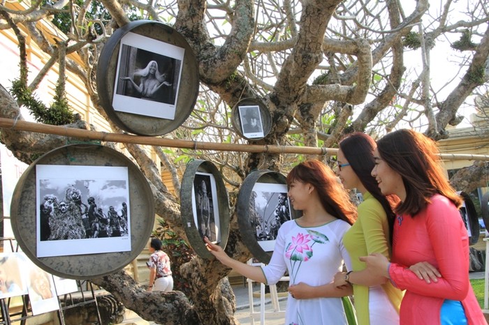 Bộ ảnh của Huỳnh Anh gây ấn tượng người xem với những bức ảnh đen trắng được &quot;lồng&quot; vào cồng chiêng Tây Nguyên.
