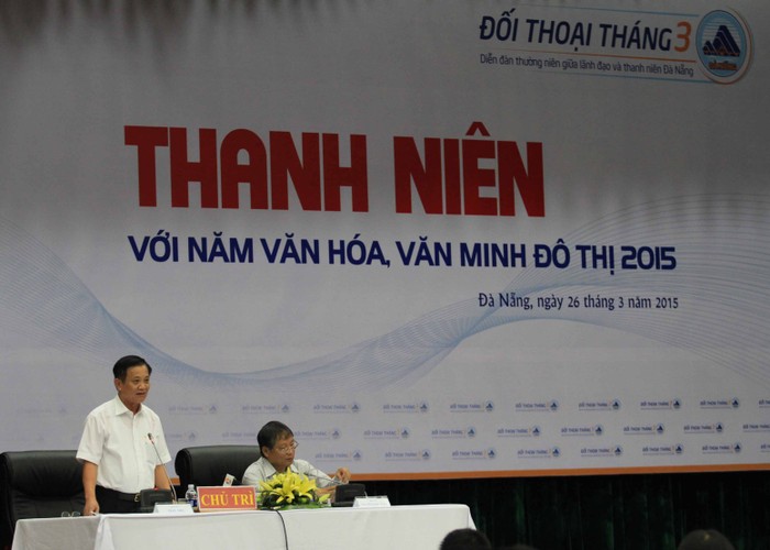 Chủ trì buổi đối thoại là Bí thư Trần Thọ (bên trái) và Phó chủ tịch Nguyễn Ngọc Tuấn. Ảnh Thùy Linh