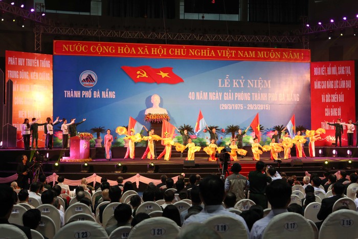 Màn múa hát tại buổi lễ kỷ niệm 40 năm Ngày giải phóng TP Đà Nẵng. Ảnh Thùy Linh