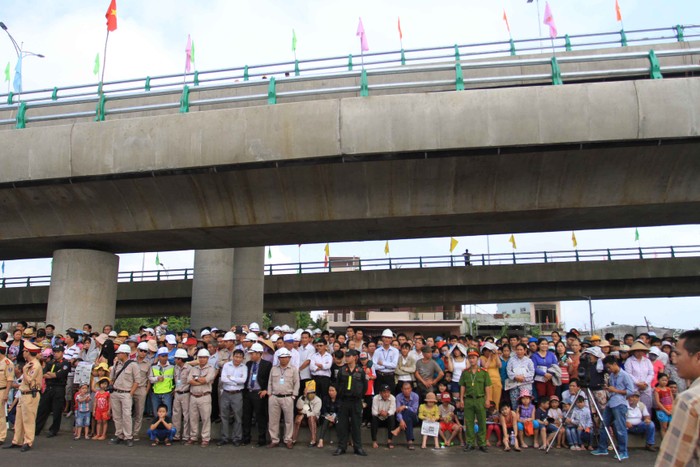Ngay từ sáng sớm, hàng ngàn người dân phố biển Đà Nẵng đứng hai bên đường, dưới chân cầu để xem ngày cây cầu này đi vào mốc lịch sử: Khánh thành đúng 40 năm ngày giải phóng thành phố.