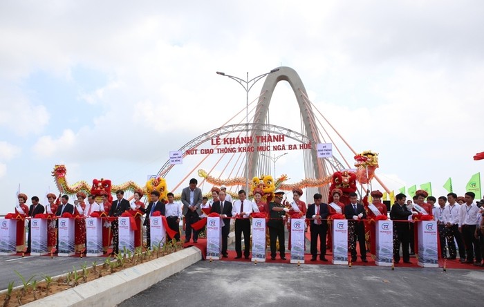 Lãnh đạo Trung ương và TP Đà Nẵng cắt băng khánh thành công trình Nút giao thông ngã ba Huế trong sáng 29/3.