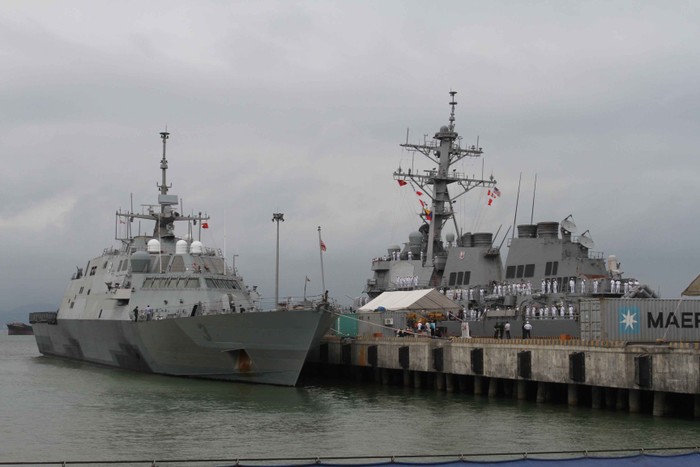Hai tàu hải quân Hoa Kỳ đã cập cảng Tiên Sa (Đà Nẵng) sáng nay 6/4.