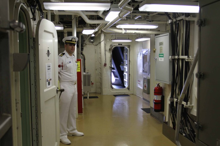 Bên trong tàu tác chiến gần bờ USS Fort Worth.