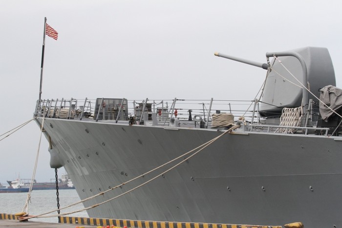 ...phía mũi tàu khu trục có tên lửa dẫn đường USS Fitzgerald.
