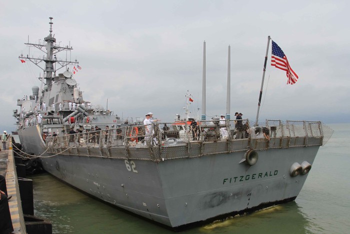 Phía sau tàu khu trục có tên lửa dẫn đường USS Fitzgerald (DDG 62)
