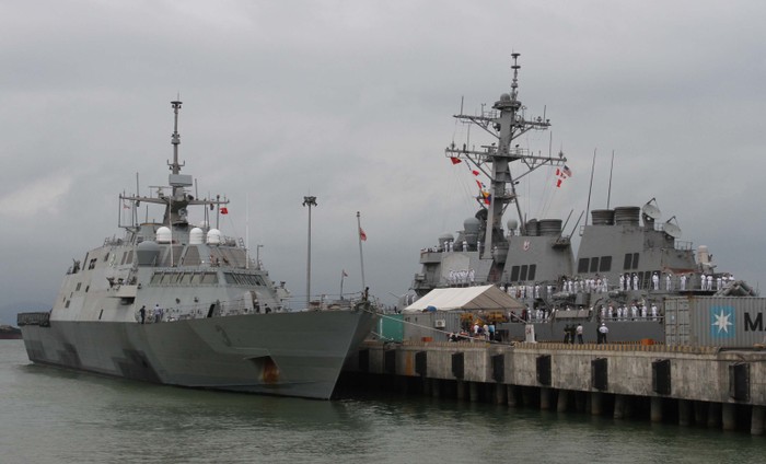 Hai tàu Hải quân Hoa Kỳ cập cảng Tiên Sa (Đà Nẵng) ngày 6/4. Ảnh Thùy Linh