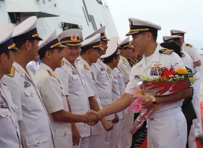 Đại tá Lê Bá Hùng nhận hoa của Hải quân Việt Nam. &quot;Tôi và các thủy thủ tàu rất trông đợi chuyến thăm này&quot;, đại tá Hùng chia sẻ. Ảnh Thùy Linh