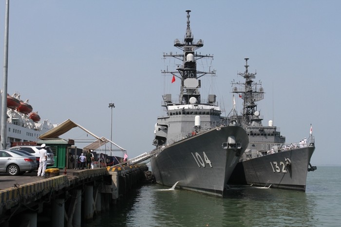 Sáng 16/4, hai tàu thuộc Lực lượng tự vệ bờ biển Nhật Bản - JS KIRISAME (DD104) và JS ASAYUKI (DD132) cùng khoảng 500 sỹ quan, thủy thủ đã cập cảng Tiên Sa (Đà Nẵng) chính thức thăm hữu nghị TP.Đà Nẵng từ ngày 16-19/4.