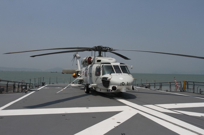 Trên hai tàu có sân bay trực thăng...