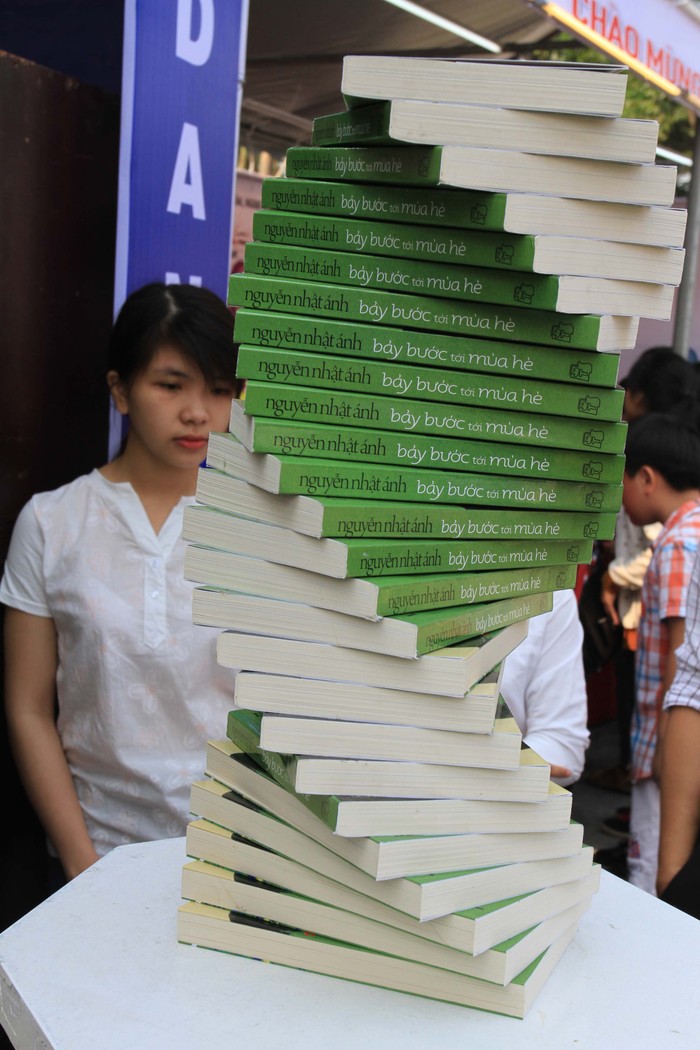 Những cuốn sách của Nguyễn Nhật Ánh thu hút được nhiều độc giả trẻ...
