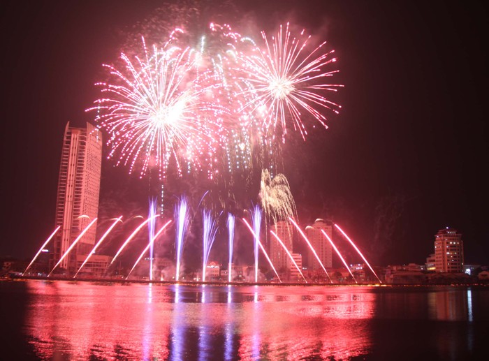 Sông Hàn (Đà Nẵng) sẽ rực sáng những màn pháo hoa của 5 đội dự thi trình diễn DIFC 2015 vào hai đêm 28-29/4. Ảnh Thùy Linh