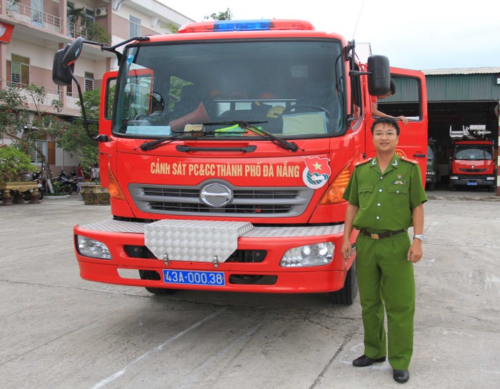 Trung úy Lê Tuấn Anh cùng đồng đội đã áp tải hàng tấn pháo hoa từ Lạng Sơn về tới Đà Nẵng an toàn tuyệt đối. Ảnh Thùy Linh