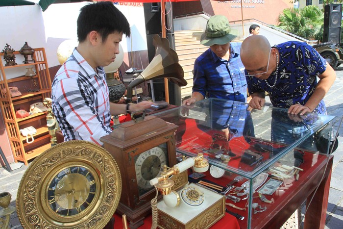 Nhiều du khách hào hứng tìm mua những món đồ cổ từ phiên chợ...