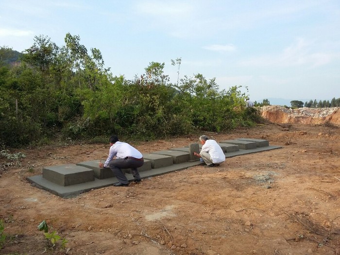 10 ngôi mộ được phát hiện và được cất bốc, xây lại đàng hoàng vào chiều ngày 8/5. Ảnh Thùy Linh