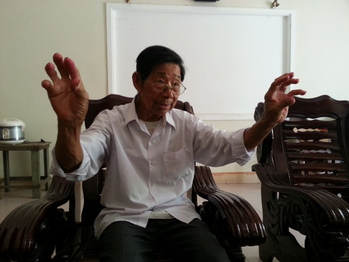 Ông Nguyễn Lư rất bức xúc về việc 6 ngôi mộ của gia tộc đã bị múc đi. Ảnh Thùy Linh