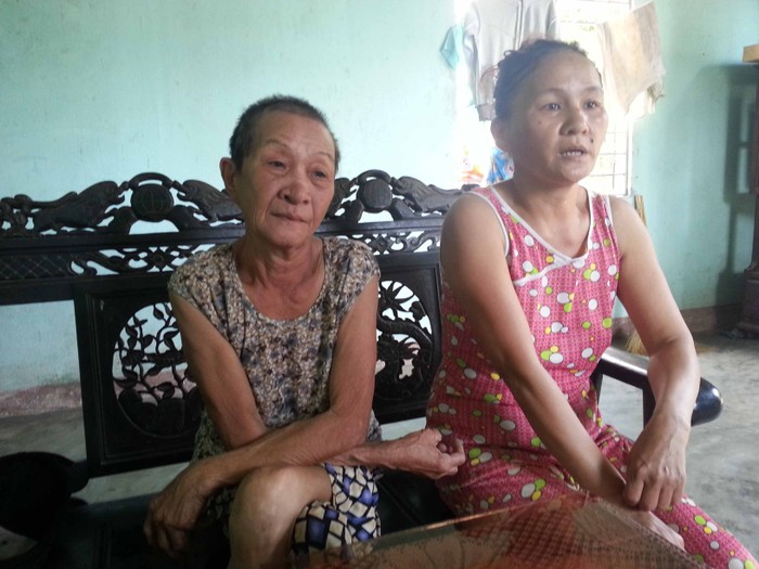 Bà Hồ Thị Lài (bên trái) cùng chị Phan Thị Lê Huệ xót xa kể lại sự việc. Ảnh Thùy Linh