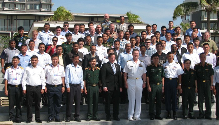 Các đại biểu tham dự Hội thảo Nhóm chuyên gia An ninh khu vực châu Á - Thái Bình Dương năm 2015 chụp ảnh lưu niệm. Ảnh T.L
