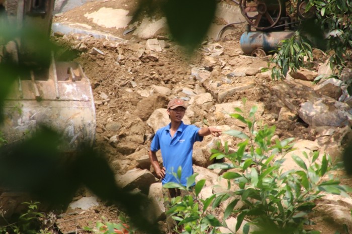 Người đàn ông chỉ đạo khai thác đá trái phép tại mỏ Hồ sẻ (ảnh chụp sáng 23-4-2015). Ảnh Thùy Linh