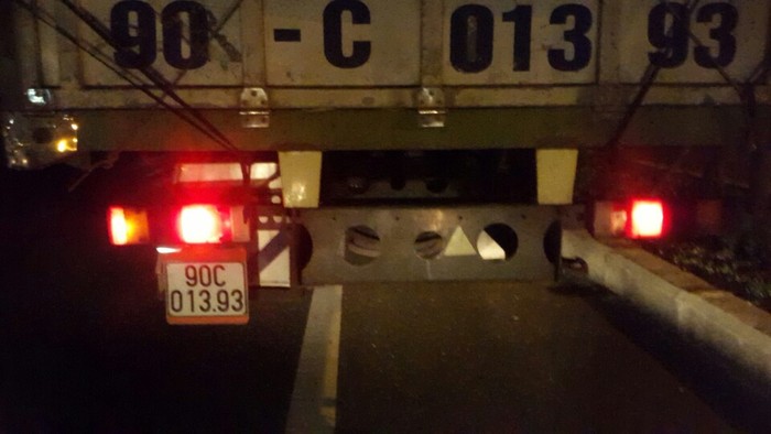 Xe tải BKS 90C-013.93 sau khi dừng lại và bị CSGT Quảng Nam lập biên bản vi phạm hành chính vì...không có đèn tín hiệu phía sau. Ảnh tài xế cung cấp