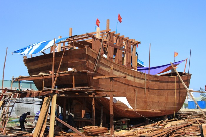 Nhiều tàu cá công suất lớn được ngư dân Đà Nẵng đóng mới, chuẩn bị vươn khơi, bám biển, góp phần bảo vệ chủ quyền. Ảnh Thùy Linh