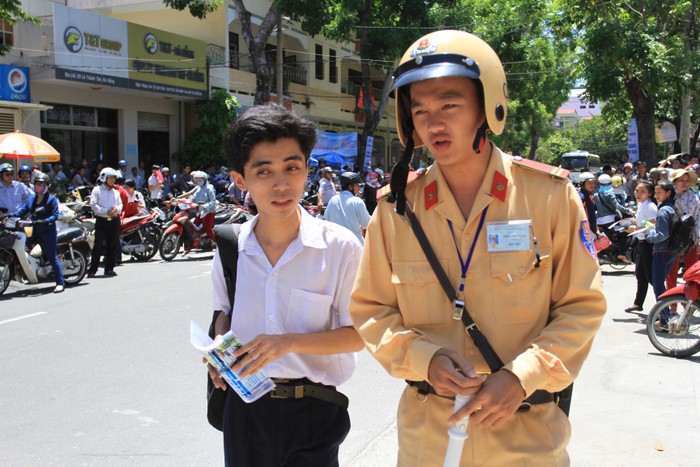 Lực lượng Cảnh sát giao thông Công an TP Đà Nẵng cũng nhiệt tình phân luồng giao thông, tham gia hướng dẫn các thí sinh, thanh niên tình nguyện....
