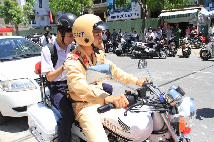 Có một số trường hợp đi lại khó khăn, lực lượng Cảnh sát giao thông Đà Nẵng đã hỗ trợ cho các em...