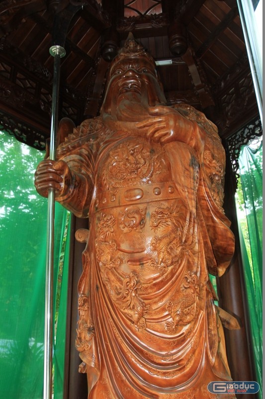 Một số tượng gỗ được đặt trong biệt phủ nhằm mục đích phục vụ du lịch tâm linh....