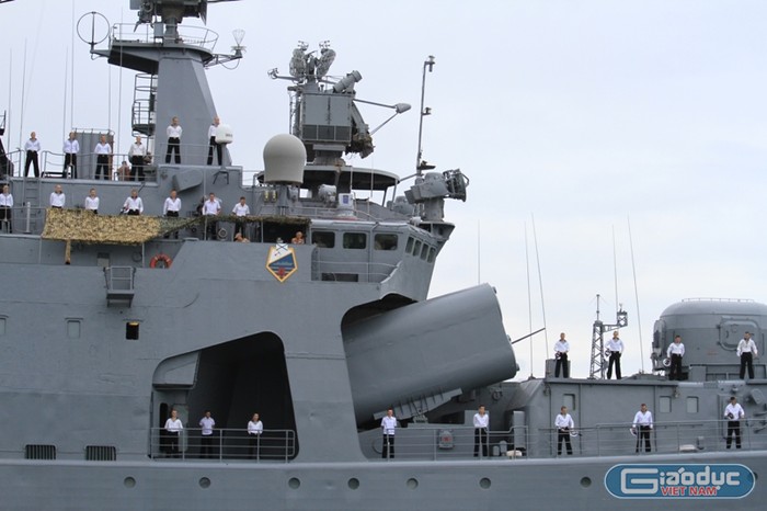 Trên tàu chống ngầm “Đô đốc Panteleev” được lắp nhiều thiết bị, vệ tinh....hiện đại