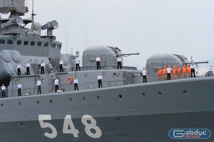 Các sỹ quan, thủy thủ trên tàu chống ngầm (BPK) “Đô đốc Panteleev”.