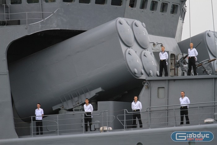 Tàu được trang bị hệ thống vũ khí săn ngầm “khủng” gồm: tên lửa, ngư lôi, rocket...