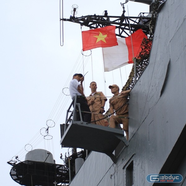 Thủy thủ Nga - Việt đang phối hợp với nhau để tàu cập cảng Tiên Sa an toàn.