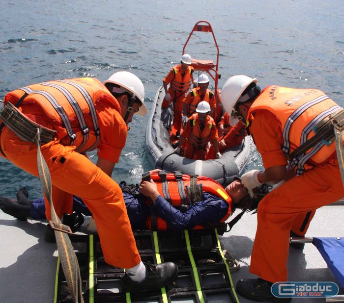 Các thuyền viên trên tàu SAR 412 trong một lần diễn tập cứu nạn trên biển. Ảnh Thùy Linh