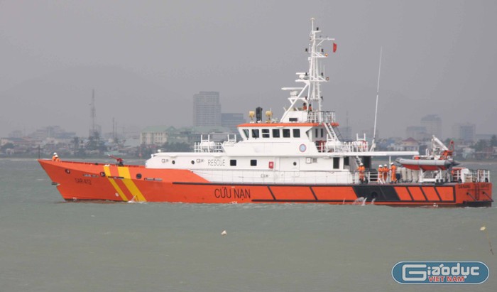Tàu SAR 412 của Danang MRCC trong một lần đi cứu nạn. Ảnh Thùy Linh