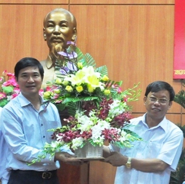 Ông Lê Phước Thanh (phải) tặng hoa chúc mừng ông Nguyễn Ngọc Quang giữ chức Bí thư Tỉnh ủy Quảng Nam. Ảnh T.L